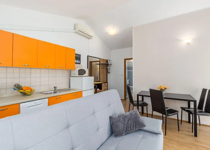 Malerisches Nur 400 Meter Zum Mit Wifi, Klima, Waschmaschine Poreč